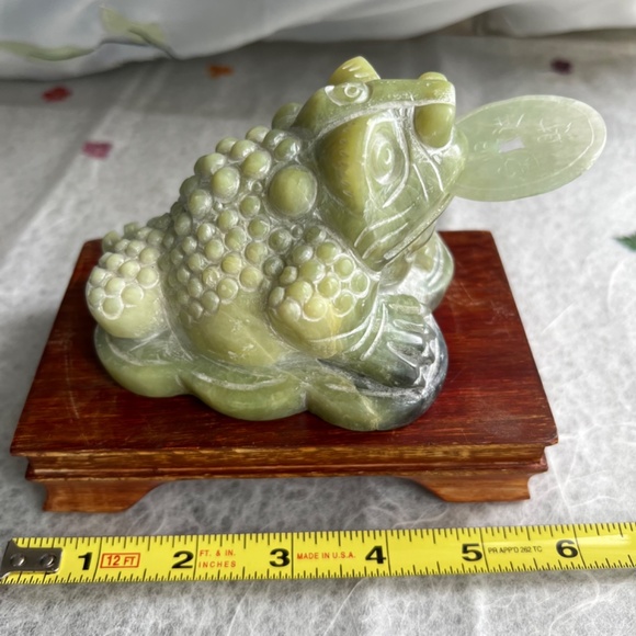 🌸 3 Legged Green Jade Frog w/ Jade Coin on display Wood - Picture 2 of 15